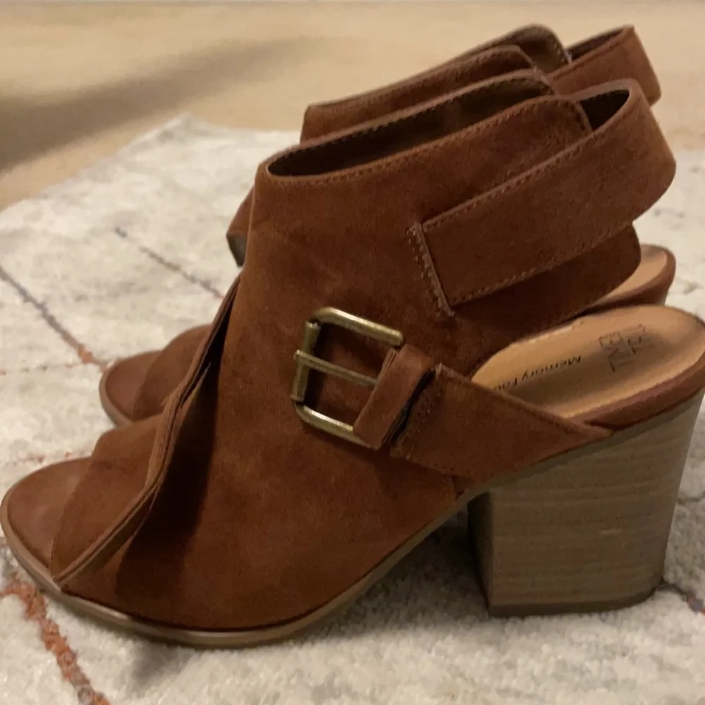 Cut out heels - Picture 2 of 6